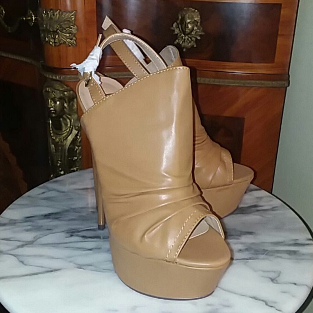 NIB6.8inch Taupe platform stilettos with ankle strap